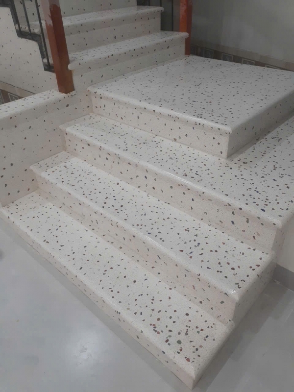 thi-cong-lop-terrazzo-tren-be-mat-cau-thang